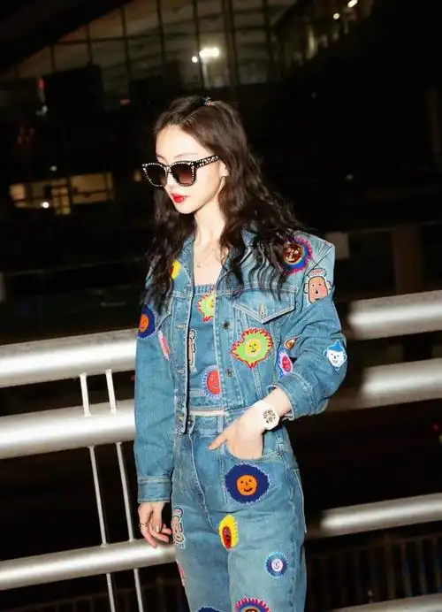 金晨出发瑞士机场街拍穿卡通贴图牛仔套装甜酷味十足