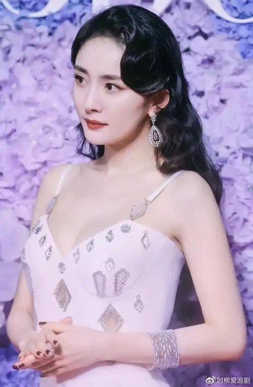 杨幂一袭粉色抹胸长裙出席活动眼神清澈干净温柔了时光