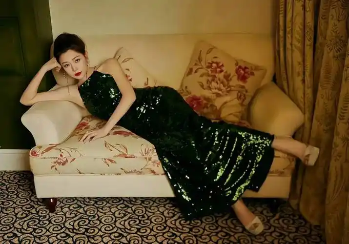 40岁陈妍希罕见与老公走机场,穿搭休闲时髦,小4岁的他像小年轻_显得