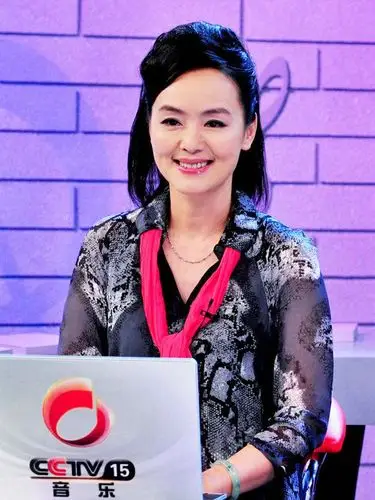 她是央视比倪萍周涛还早的主持人,不曾大火却一直被很多观众记得