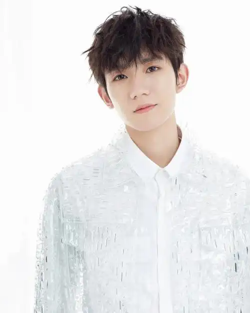 王源访谈中回应吸烟,艺人是工作,他还有自己的生活