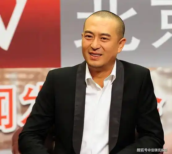 张嘉译最新照片曝光,头发斑白,弓腰驼背,病痛让他须倚人搀扶!