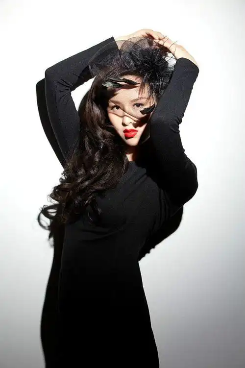 p data-id="gnwxjy7fnt">王雅洁,女,空政文工团优秀青年歌手,出生于