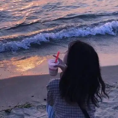 夕阳女生头像在海边侧脸清晰短发背影头像大海背影头像海边日落精选