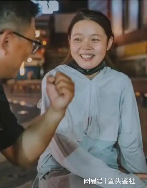 送外卖的单亲妈妈带5岁女儿祭奠亡夫女儿一句话让网友破防