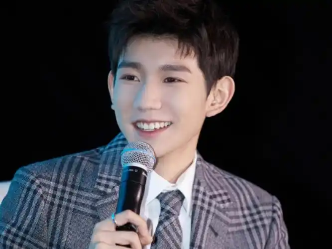 王源首次挑战三七分造型惊艳全场