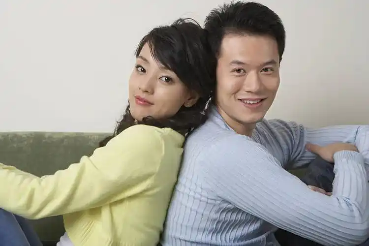 年轻夫妇背靠背