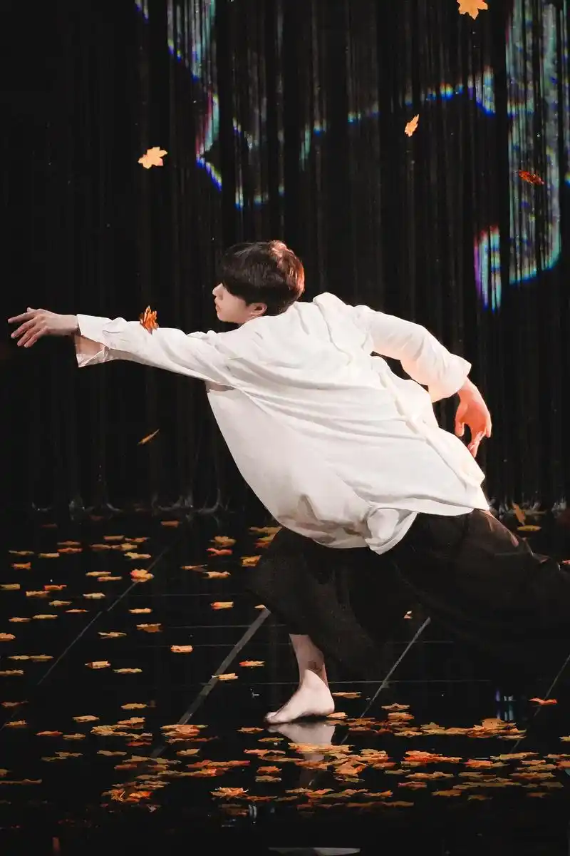 王一博赤脚在跳舞