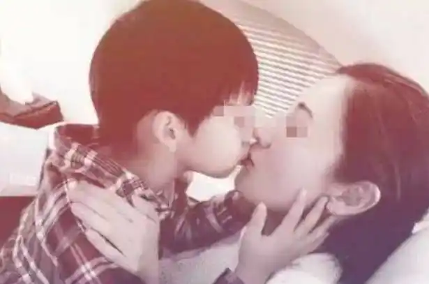 原创李嘉欣和儿子共浴接吻亲密照疯传没有边界感的父母有多可怕