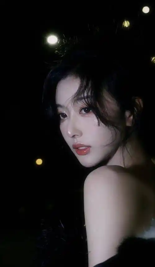 孔雪儿多发美图吧一定要多多营业呀氛围感直接拉满一整个爱住