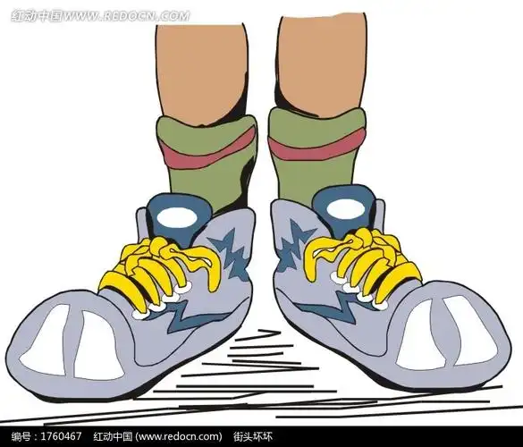 穿着一双灰色大头鞋