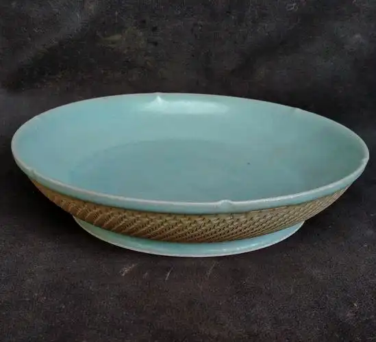 上面两图:2012年香港苏富比拍卖行4日在此间举行一件北宋汝窑天