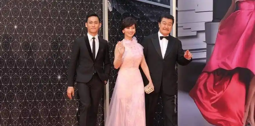 赵雅芝带丈夫儿子出镜,一家三口看着挺幸福,儿子原来这么帅气_穿着