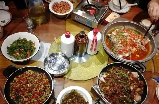 饭店里朋友喝酒为啥寻常人都空手去喝酒老手却自带酒水有原因