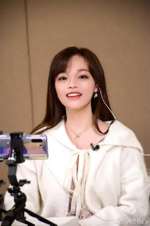 黄霄云整容了么我觉得她跟之前看好声音时候长的不一样了