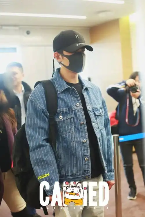 季肖冰机场街拍,今天的发型巨可爱!