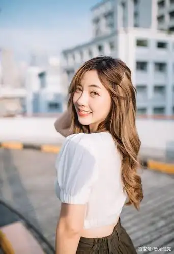 楼顶停车场拍写真的青春女生,拥有甜美的笑容和性感的身材