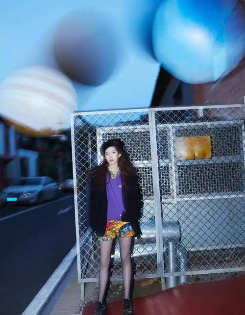 原创孟美岐七月封面多样色彩的甜美风格多变的酷炫