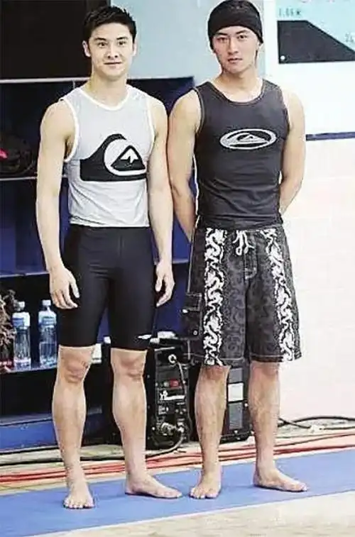 王嘉尔自报的身高数据为175cm,但事实却是,当号称175cm的他与实际上