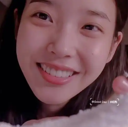 iu我好喜欢她的素颜满脸的胶原蛋白