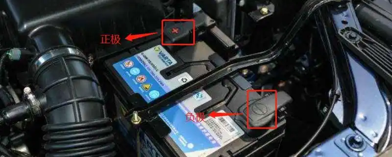 轿车电瓶不拆下的充电步骤1,打开发动机舱盖,找到蓄电池的位置.