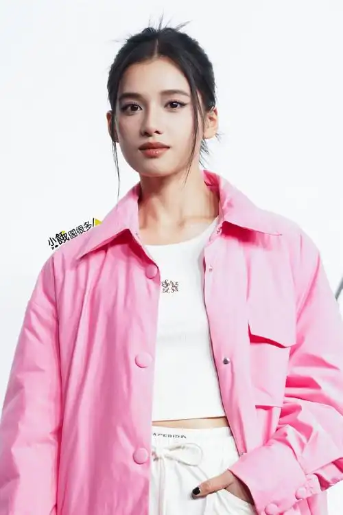 张婧仪白色无袖背心##张婧仪蓝睫毛