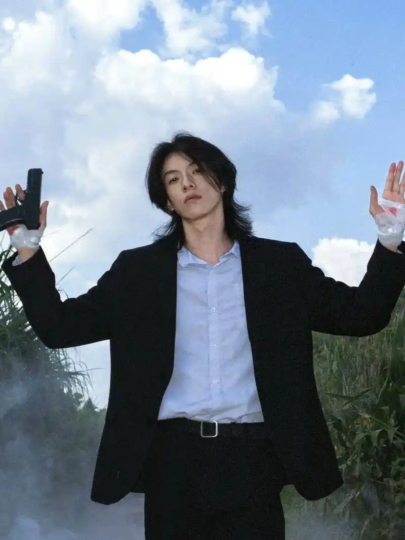 "我投降"穿西装热得快中暑了08 #氛围感 #长发男生 # - 抖音