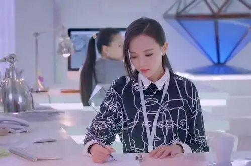 戚薇在电视剧《你好乔安》中饰演乔安,是一位有目的的职场"新人".