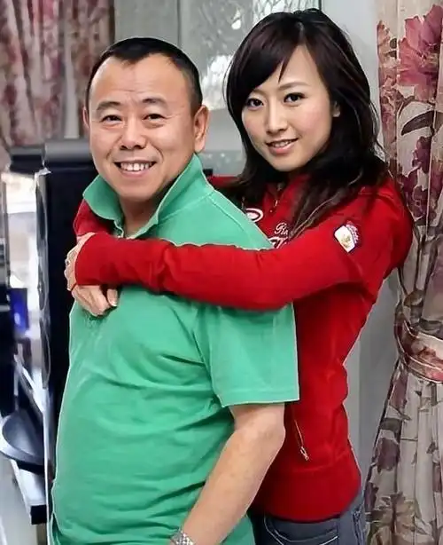 潘长江全家福曝光女儿貌美如花不像爸62岁老婆身材丰腴气质佳