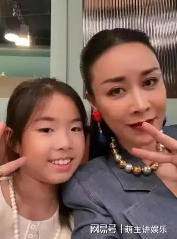 55岁那英带女儿游日本在女儿面前略显卑微女儿身材五官像爸爸