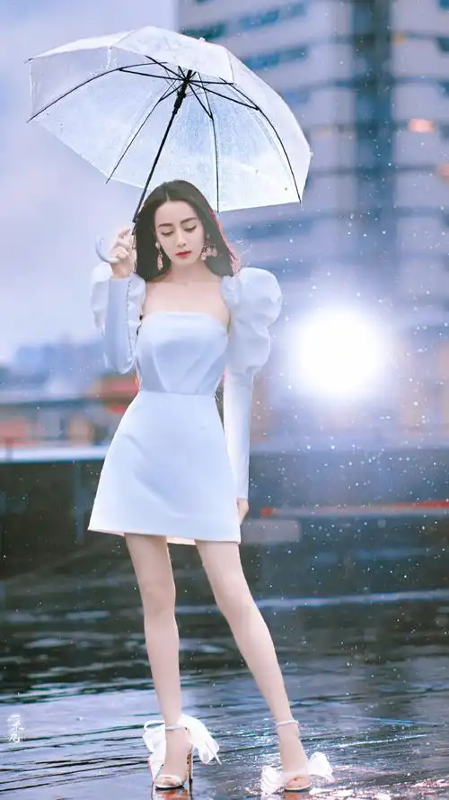 迪丽热巴雨中撑伞氛围感大片