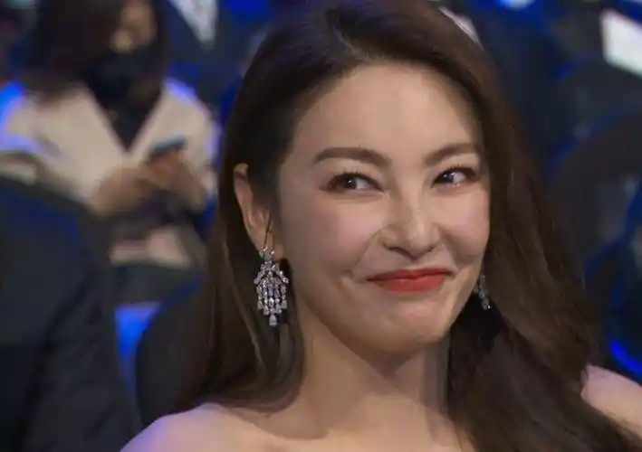 开怀大笑法令纹延到下巴,被旁边女演员抢镜_照片_脸部_明星