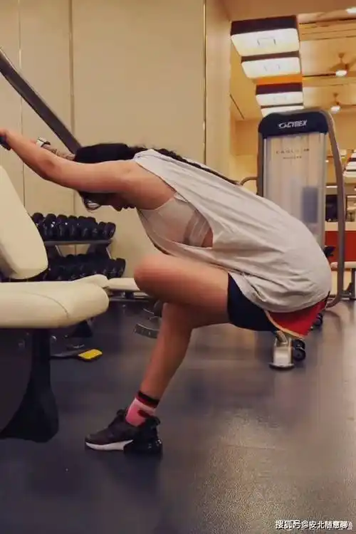 谭维维不仅唱歌好,还能参加半马,8块腹肌超吸睛