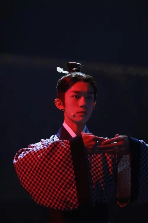 组图:易烊千玺穿越古代变身温润公子 挽发束装尽显少年英气