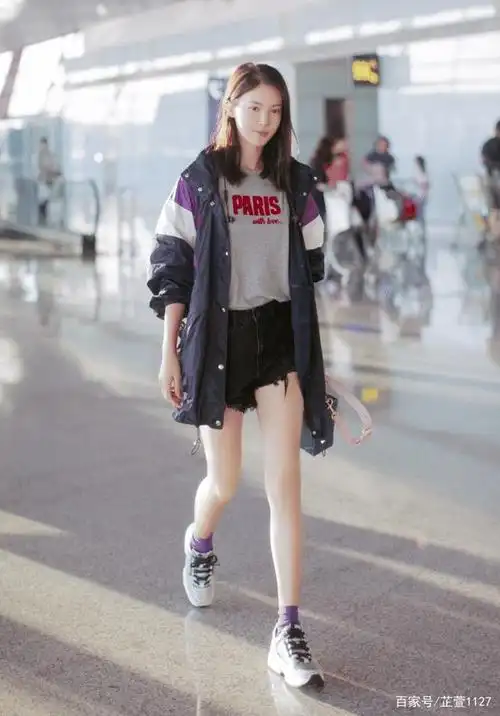 金晨:身穿墨绿色"露肩"连衣裙,完美彰显出身材曲线,气质惊艳