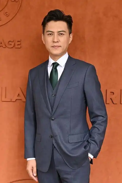 靳东只会穿干部风他这3种搭配风格造型也很抢眼