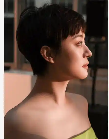 孙俪罕穿绿色抹身材裙亮相,留利落短发优雅大方,生图被赞很瘦很美