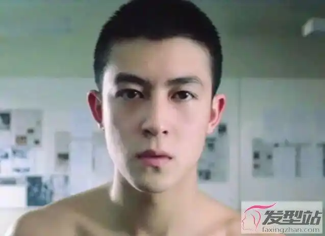 男生美人尖留什么发型