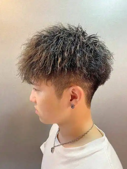 男士发型新风尚:两侧铲短,头顶锡纸烫,纹理烫与短寸头