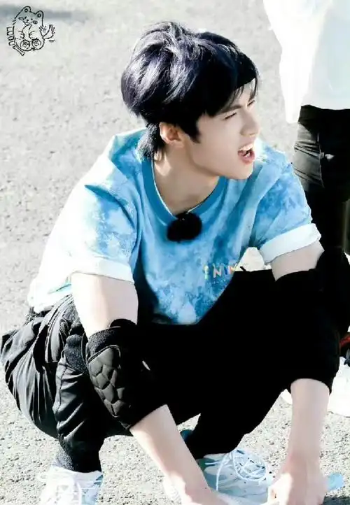 刘耀文说放眼望去尽是绿水青山#蓝衣少年奔跑在绿水青山之中,更是