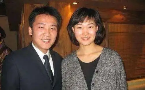 《新闻联播》主持人李梓萌直播失误,搭档康辉吓一跳