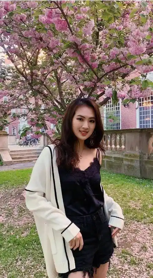 "为何大家总夸姐姐却忽视我",华为二公主姚安娜进娱圈压制姐姐