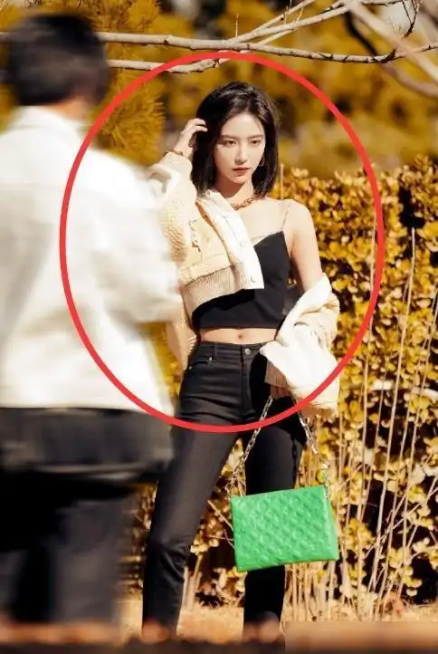 许佳琪户外拍照真大胆,穿背心珍珠肚抢镜,拍完包裹严实太可爱|吊带|露