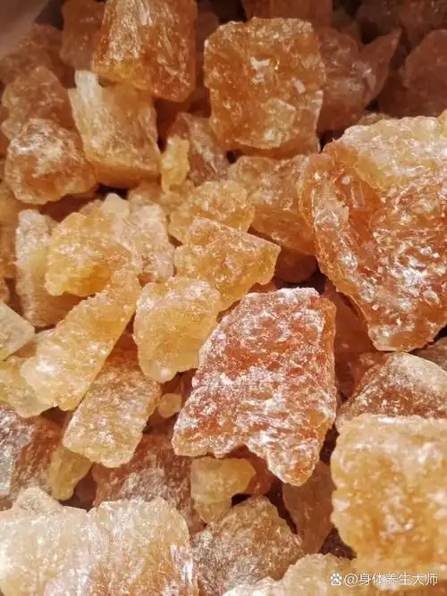 我们俗称老冰糖,用甘蔗榨汁熬煮,在制作的时候保留了蔗糖原有的颜色