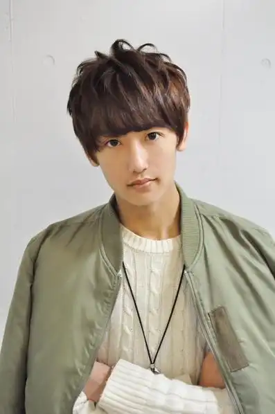 男生长刘海发型图片 男生带一点弯的刘海发型