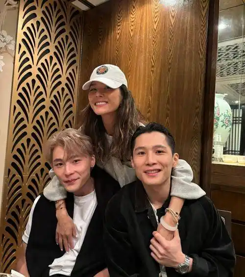 汤镇业前妻为孪生子庆生,母子仨合照像姐弟,汤镇业也回香港庆祝_姜坤