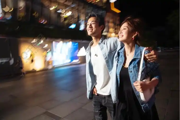 夜晚逛街的快乐情侣