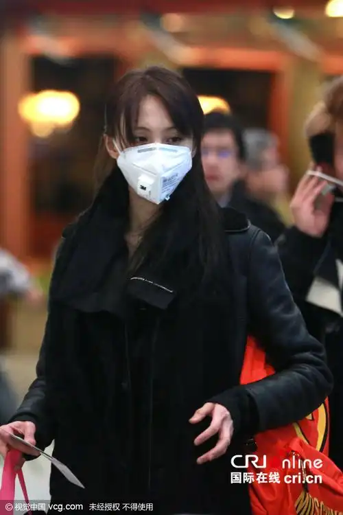 近日,郑爽口罩蒙面回老家,瘦骨嶙峋手指吓人.图片作者:贾玫/视觉中国