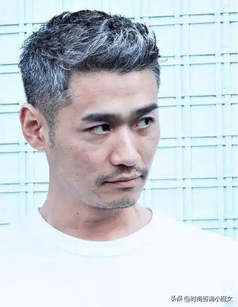 男人50岁后,如果头发稀疏的话,建议选这3种发型,帅气还显发量