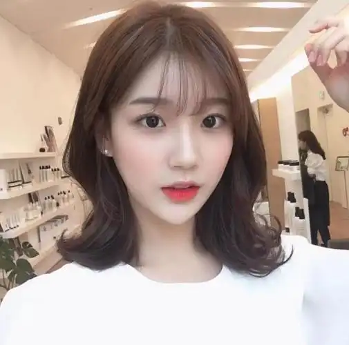 清新优雅的女生气质中发发型也能让你轻松做气质女生哦,特别受女生